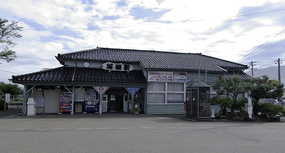 市営バス停車所(城端駅)