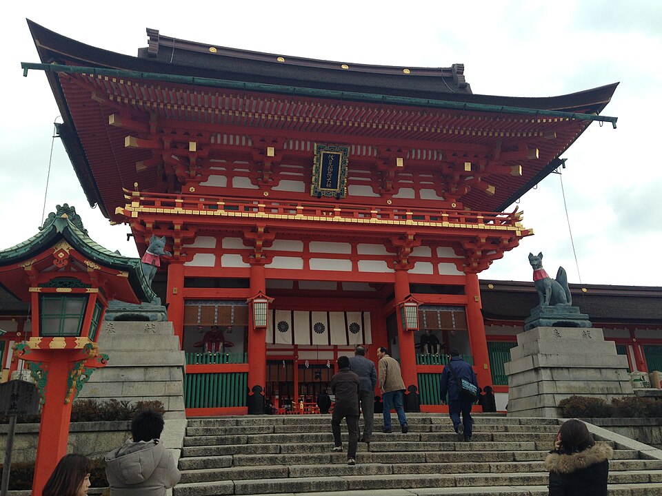 伏見稲荷神社 楼門の前