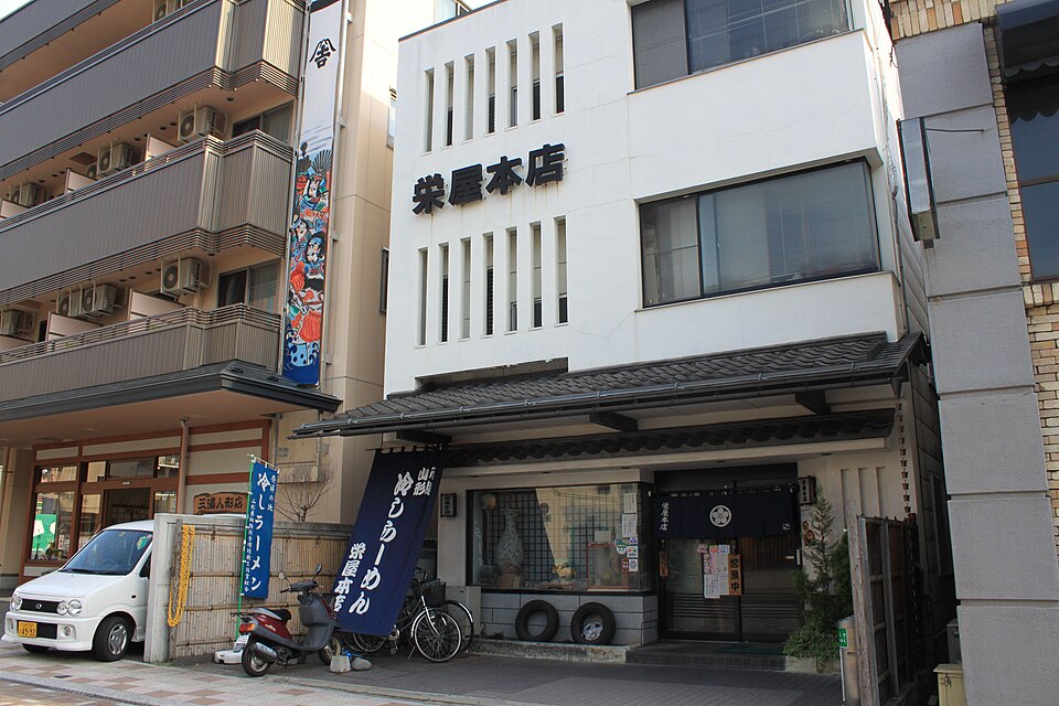 七日町交差点歩道