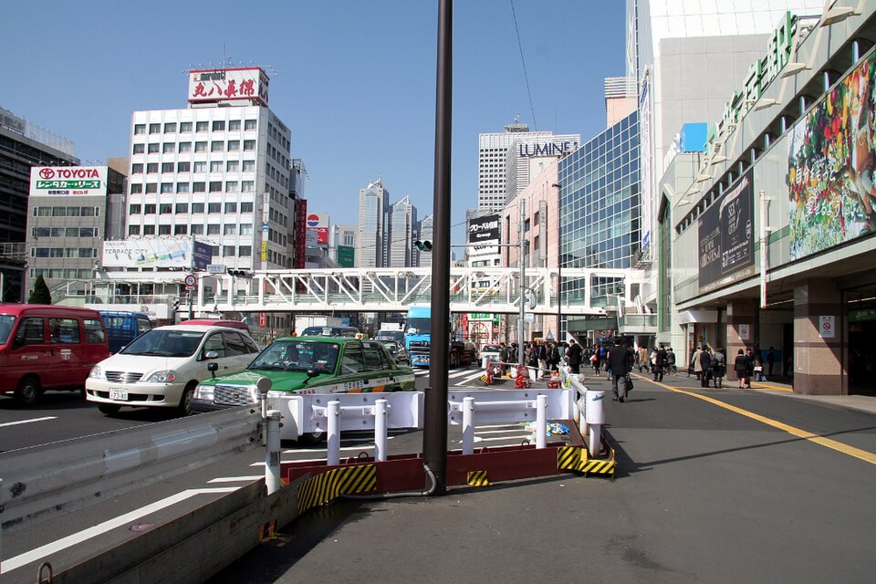 新宿LUMINE2前