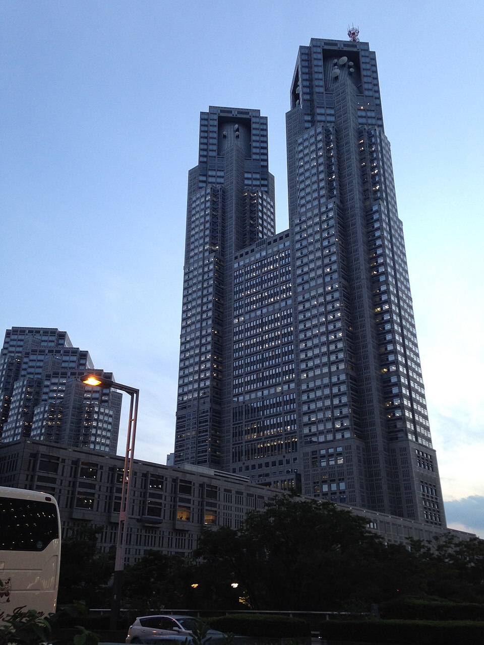 三井ビル別館前
