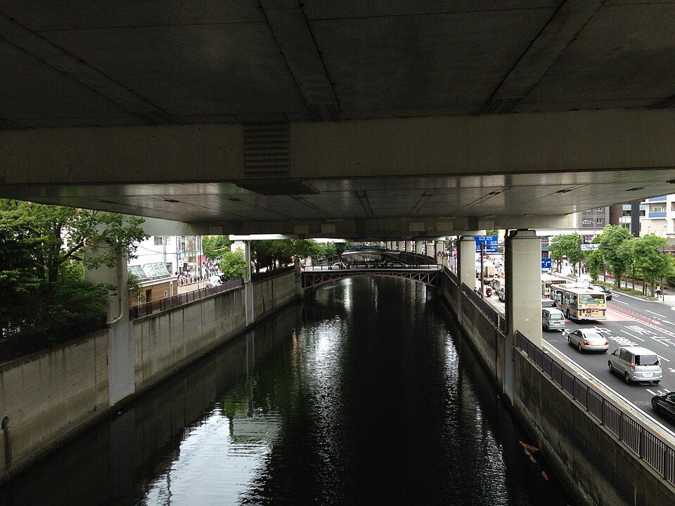 元町：高架下