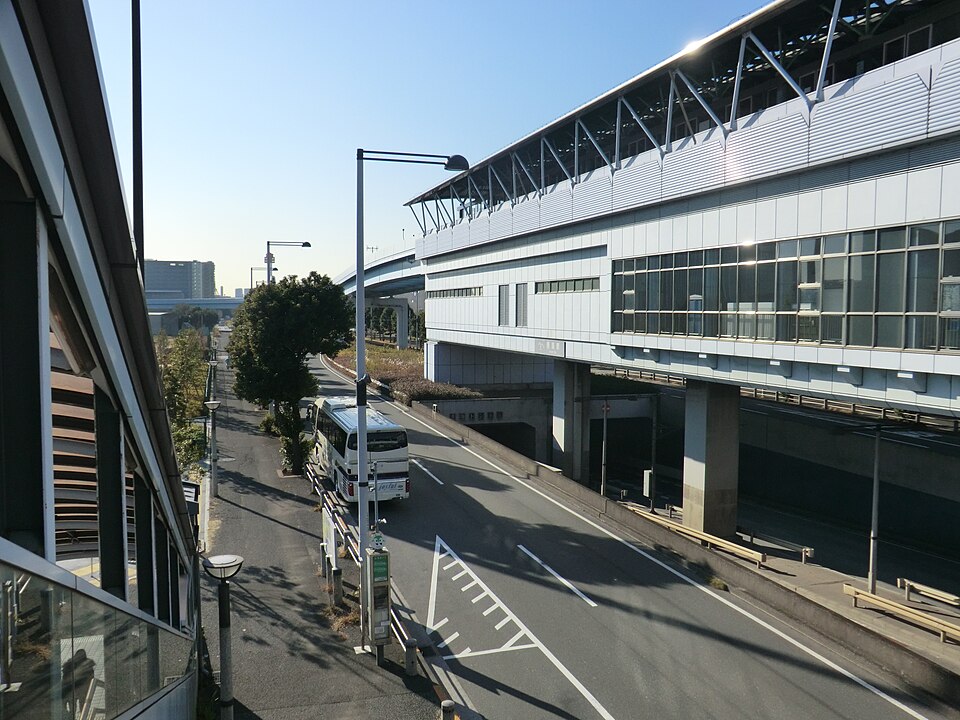 青海駅南出口