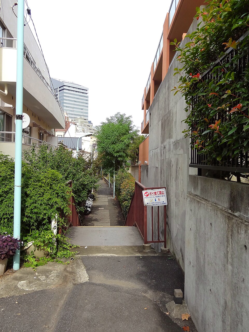 鉢山町交番前