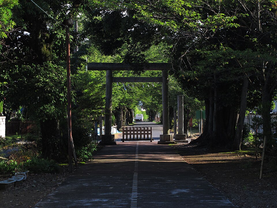 阿豆佐味天神社前的空地