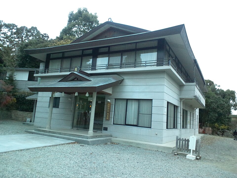 ハトと神主を銃撃した神社