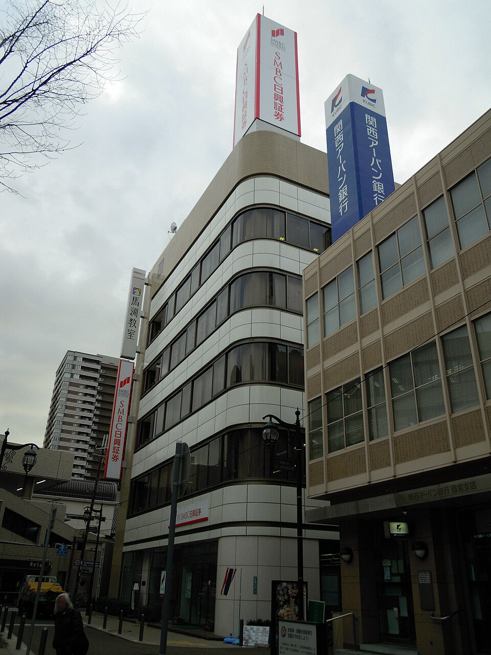西宮北口駅前の時計塔
