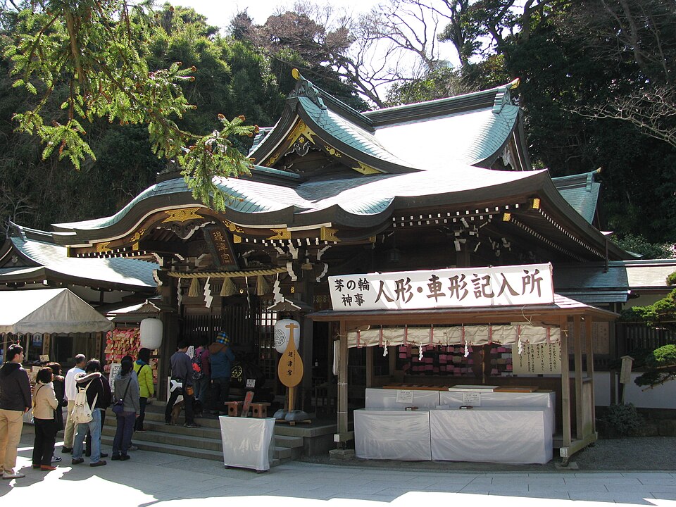 神社で踊りを見るハル