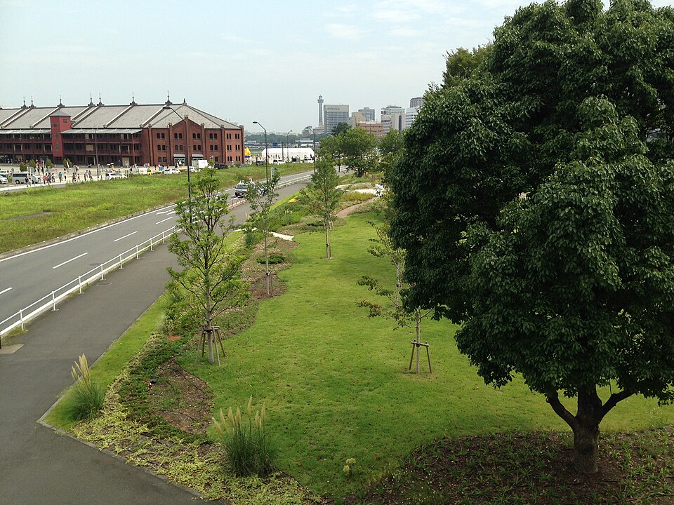 歩道橋の上に立つハルユキ達