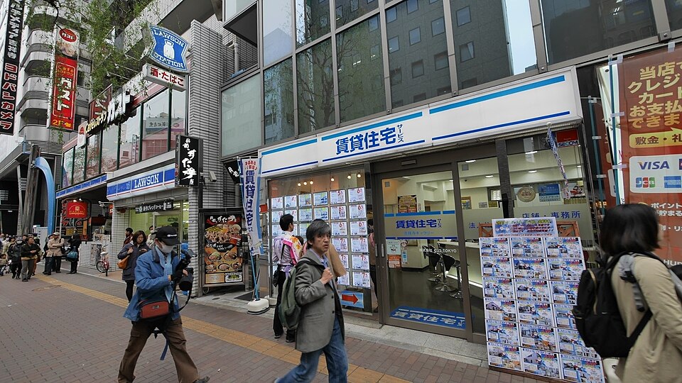 ガスト吉祥寺店 前