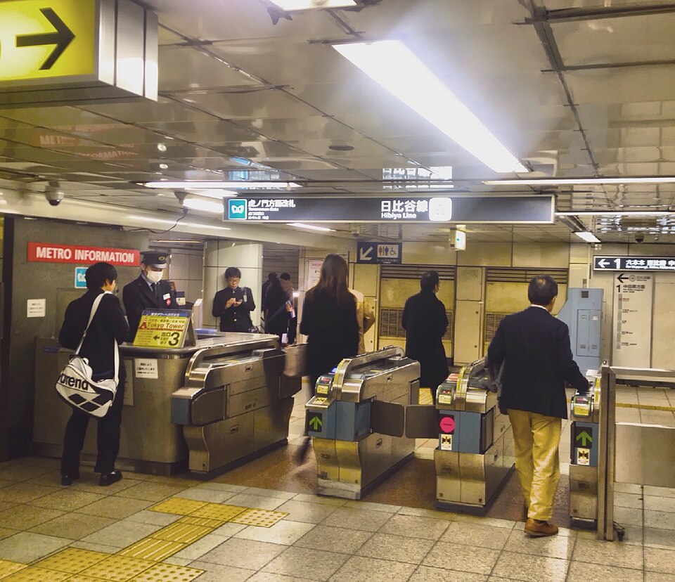神谷町駅前