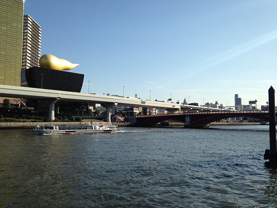 浅草駅付近の隅田川沿い