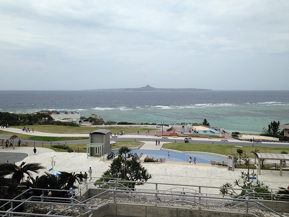 美ら海水族館から見た海