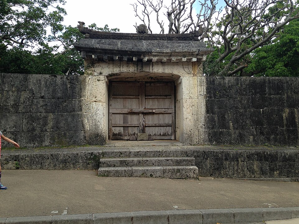園比屋武御嶽石門