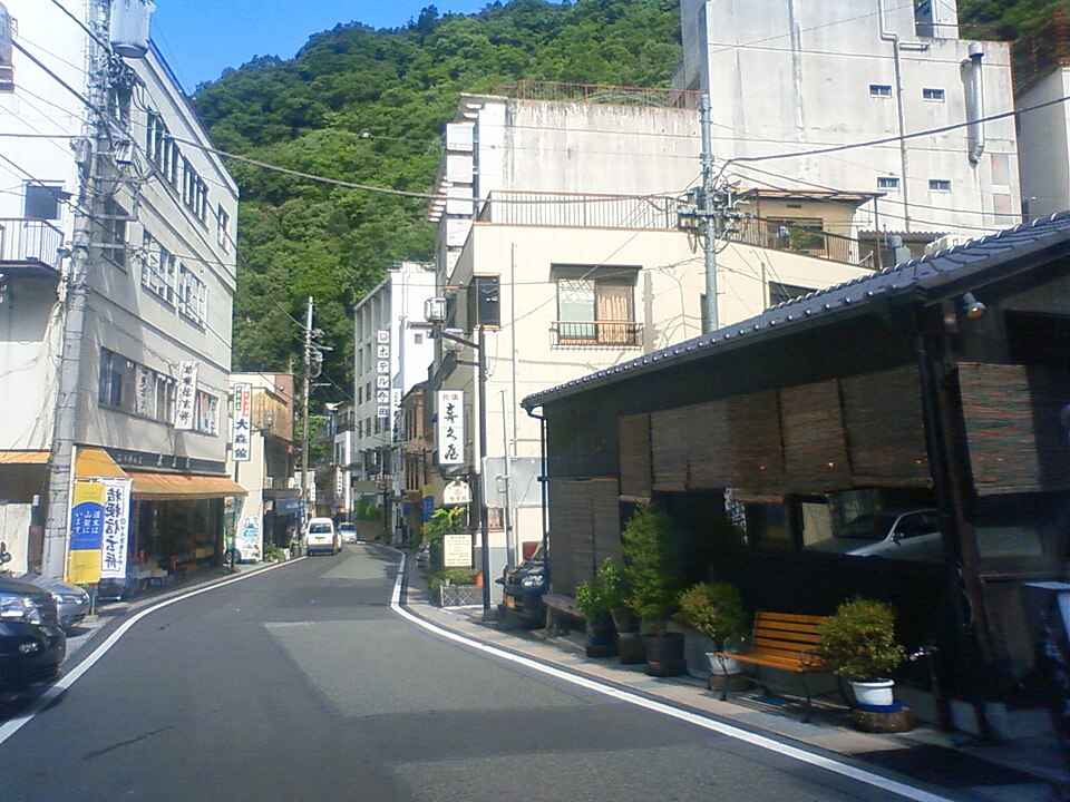 神泉橋北側の木製小屋