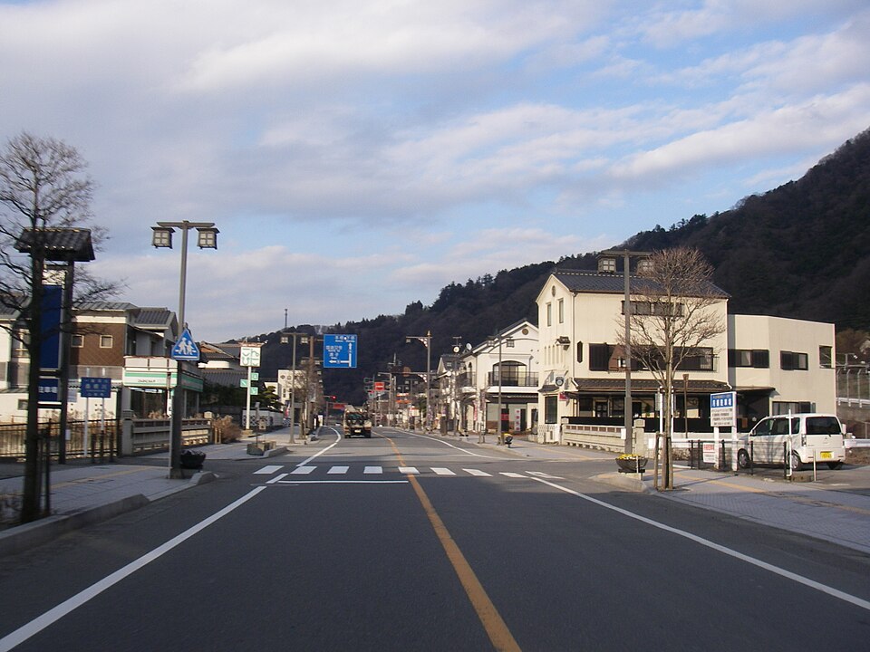 吉田屋金物店 前