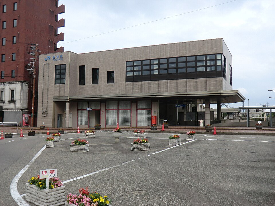 砺波駅北口バス停