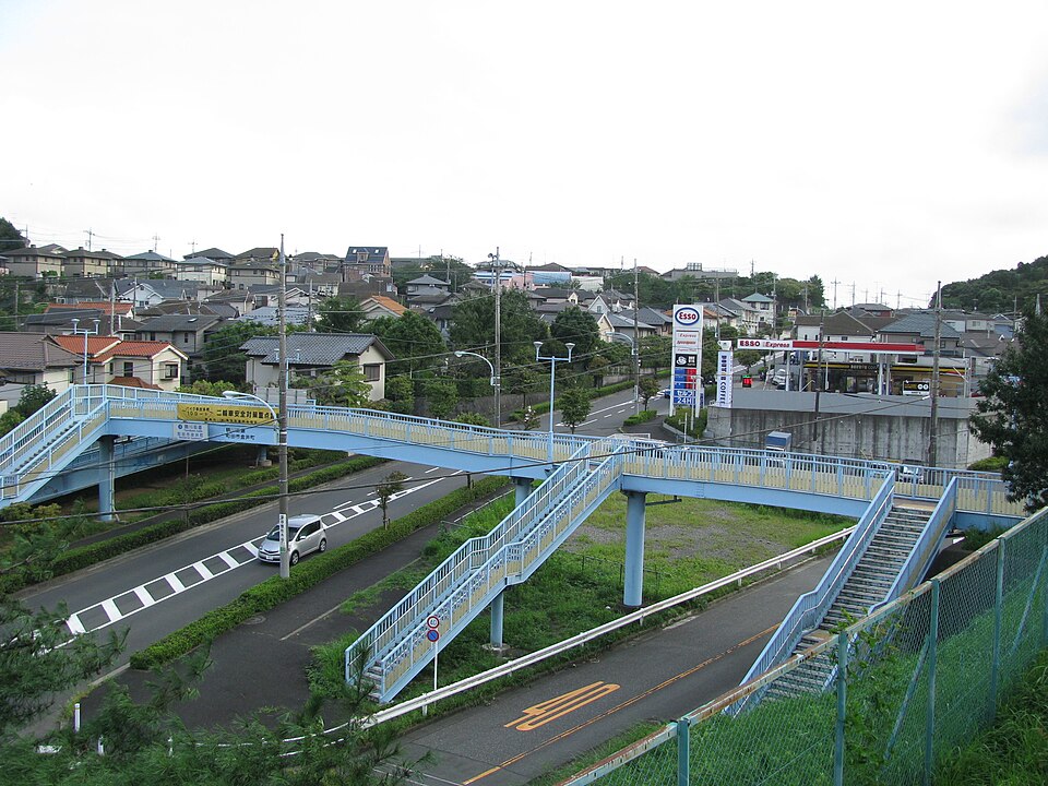 町田住宅街高台のガードレール