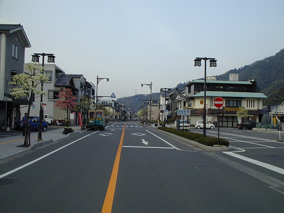 ゆたか屋 前