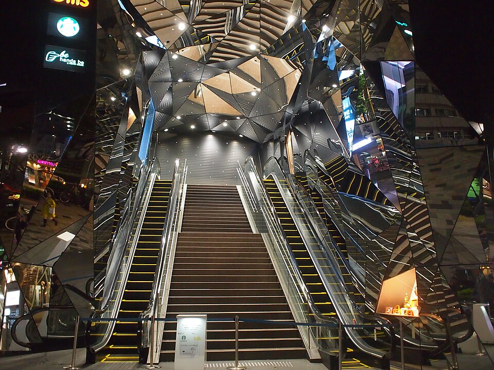 東急プラザ表参道店正面