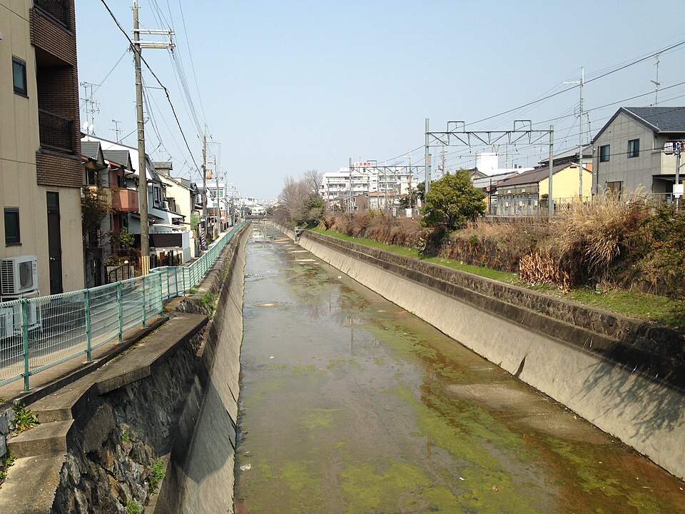 京阪伏見稲荷駅付近疎水