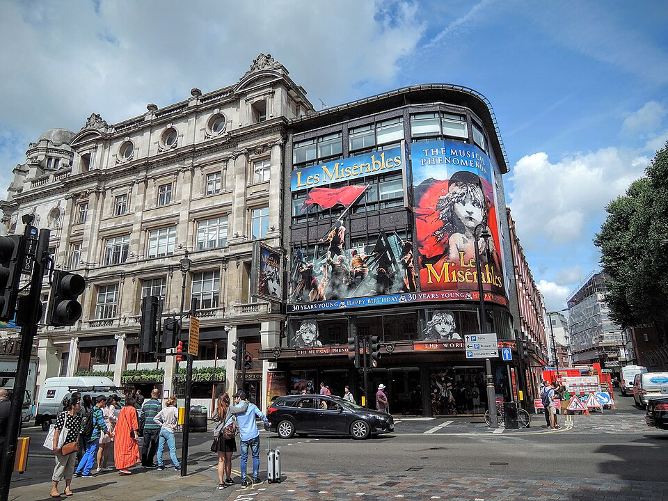 Sondheim Theatre 前