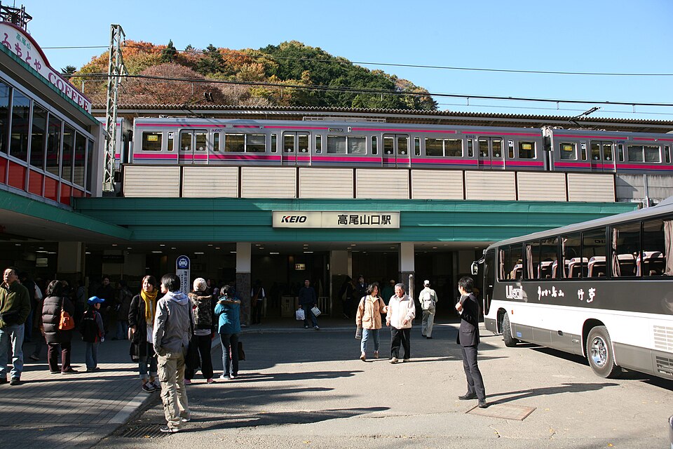 1話·5話·12話 高尾山口駅前
