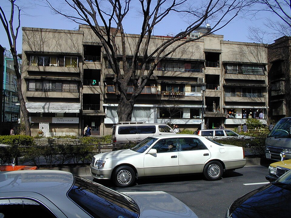 表参道ヒルズ付近