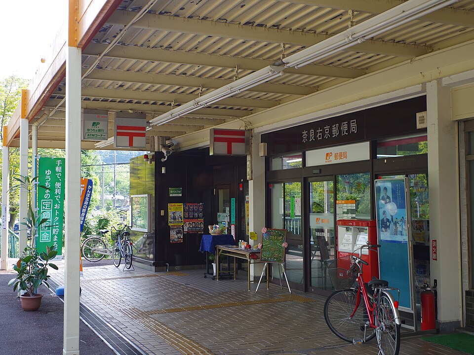 弁当を買って公園