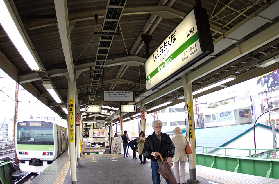 新大久保駅高架下