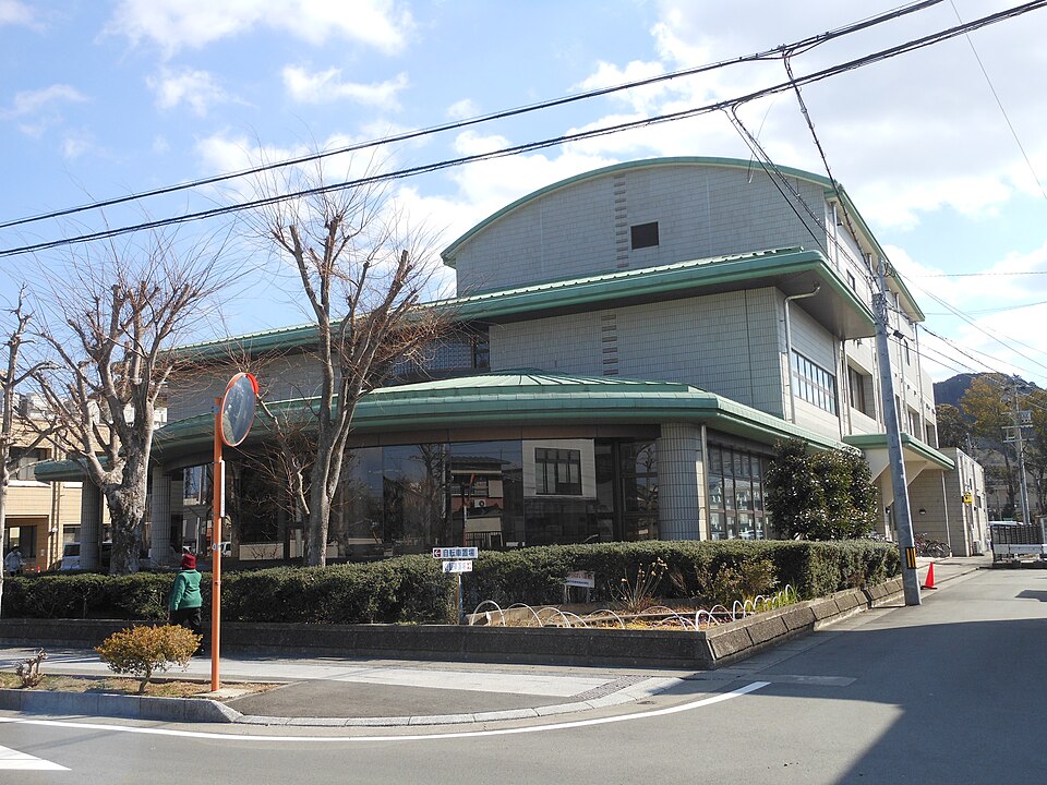 市立伊勢図書館前